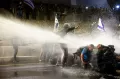 Tuntut Pengunduran Diri Netanyahu dan Bebaskan Sandera, Ribuan Warga Israel Diserbu Water Canon