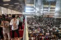 Suasana Khidmat Salat Jumat Pertama Ramadan 1445 H di Masjid Istiqlal