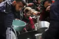 Pilunya Warga Palestina Berebut Makanan Gratis di Tengah Krisis Kelaparan