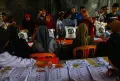 Potret Pembagian Bantuan Pangan Beras di Palembang