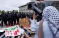Aksi Bela Palestina di AS Ricuh, Polisi Pukul Mundur Demonstran