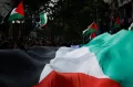 Bendera Raksasa Terbentang di Aksi Bela Palestina di Barcelona