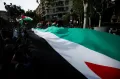 Bendera Raksasa Terbentang di Aksi Bela Palestina di Barcelona