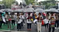Karyawan Polo Ralph Lauren Bawa Ratusan Payung Hitam ke MA