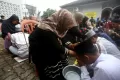 Penuh Haru Aksi Cuci Kaki Ibu Sambut HUT DKI Jakarta ke-497