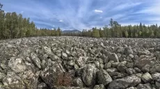 Selain Tembok Besi, Sungai Paling Aneh di Dunia Mengalir di Pegunungan Ural