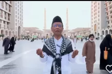 Umrah, Mahfud MD Berdoa dan Munajat untuk Indonesia di Pelataran Masjid Nabawi