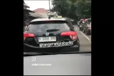 Viral Berhenti di Tengah Jalan Bikin Macet, Pemilik Mobil Meludah Tak Terima Ditegur