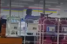 Viral Preman Kampung Bergolok Babak Belur Dihajar Warga Gowongan di Dalam Minimarket