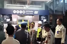 Polisi Cek Lokasi Jatuhnya Besi Proyek di Rel MRT Kawasan Blok M
