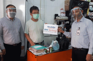 BNI Wilayah Makassar Salurkan 300 Bantuan Face Shield untuk Kasir