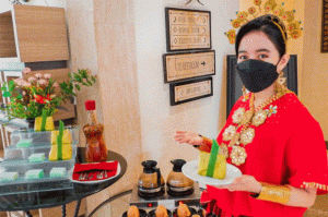 Hari Kebudayaan, Staf Aryaduta Makassar Sambut Tamu Pakai Baju Bodo