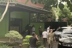 Penampakan KPK Geledah Kantor Wali Kota Bekasi, 2 Koper Dibawa