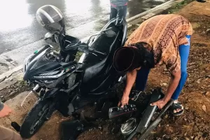 Berteduh di Pinggir Jalan saat Hujan, 2 Pemotor Tersapu Truk Box