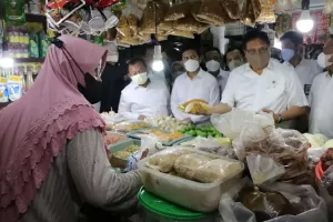 Pantau Harga Minyak Goreng Rp14.000, Menko Airlangga Turun ke Pasar Wonokromo