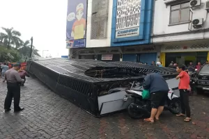 Hujan Angin Kencang Landa Bogor, Billboard Raksasa Ambruk Timpa 40 Motor