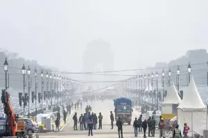 Ibu Kota India Mengigil Diselimuti Kabut, Suhu Turun Drastis Jadi 6,2 Derajat Celcius