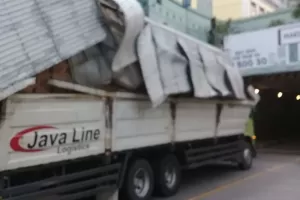 Mirip Insiden di Padang, Truk Nyangkut di Underpass Tanah Abang
