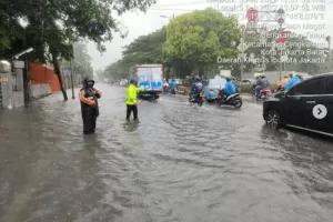 Jalan Daan Mogot Terendam Banjir, Pengendara Diminta Berhati-hati