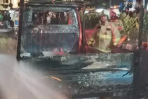 Mobil Pikap Penjual Tahu Bulat Hangus Terbakar di Depan Plaza Indonesia
