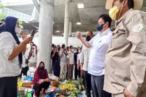 Kunjungi Pasar di Lampung, Airlangga Pastikan Ketersediaan Minyak Goreng Rp14.000 per Liter