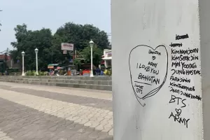 Alun-Alun Bekasi Sasaran Vandalisme, Ada Coretan BTS Army di Tembok