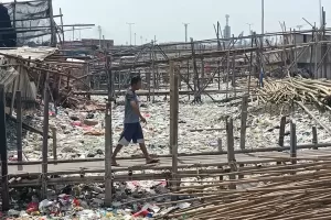 Lautan Sampah Kepung Kawasan Padat Penduduk Kali Baru Cilincing