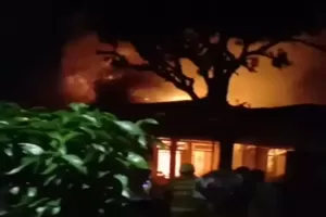 Kebakaran Hebat Melanda Rumah Warga di Meruya Selatan
