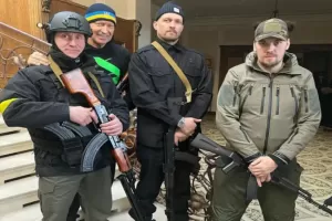 Juara Dunia Tinju Oleksandr Usyk Kokang Senapan Mesin di Garis Depan Lawan Invasi Rusia