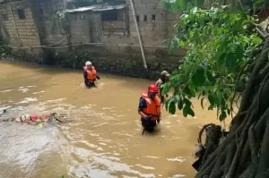 Sempat Terlihat Panjat Pohon Kelapa, Pemuda Hilang di Sungai Pasar Rebo