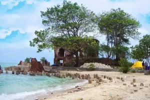 5 Pulau Angker di Indonesia, Berani Liburan ke Sini?