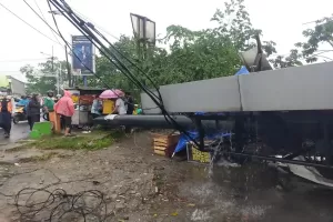 Hujan Angin Robohkan Papan Reklame di Bogor, Pemotor Berteduh Berhamburan