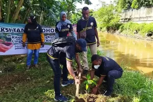 Mahasiswa Papua Barat Tanam Ratusan Bibit Pohon di DAS Ciliwung