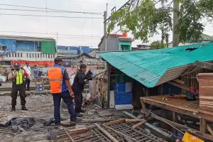 KAI Daop 1 Jakarta Bongkar 326 Bangunan Liar di Stasiun Tanjung Priok – Ancol