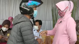 Operasi Pasar 6.000 Liter Minyak Goreng di Polres Bangka Tengah Diserbu Warga