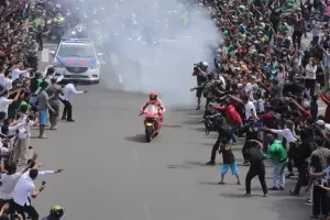 Histeria Warga Jakarta Sambut Pembalap MotoGP, Marc Marquez Kegirangan Geber Motor