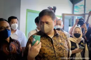 Dukung UMKM Go Export, Menko Airlangga Tinjau Industri Pengalengan di Yogyakarta