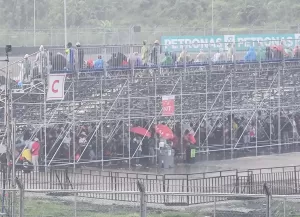 Bayar Rp1 Juta, Penonton MotoGP Mandalika Pasrah Diguyur Hujan