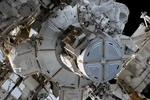 2 Astronot Jalani Misi Spacewalking Selama 6 Jam 54 Menit, Perbaiki Radiator dan Kamera ISS