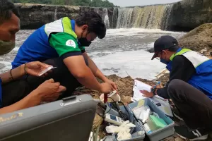 Jorok! Sungai Cileungsi Bogor Keluarkan Aroma Bau Busuk