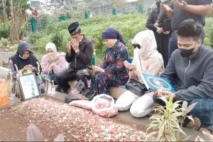 Tangis Keluarga Faisal Pecah saat Ziarah di Makam Bibi dan Vanessa Jelang Puasa