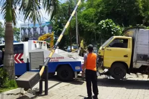 Serempet Tiang Listrik, Truk Pembawa Solar Terguling di Bogor