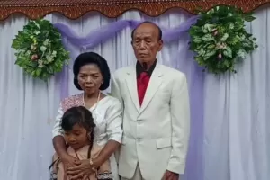 Viral! Jatuh Cinta pada Pandangan Pertama, Kakek 81 Tahun Nikahi Wanita 61 Tahun