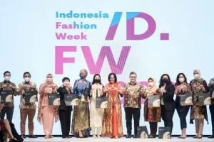 Hadiri Indonesia Fashion Week, Pesan Wamenparekraf Angela Tanoesoedibjo: Perkuat Aspek Digital & Isu Keberlanjutan