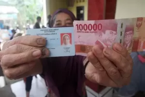 Sederet Bansos Jokowi Cair, Ada BLT Pedagang Kaki Lima Rp100.000