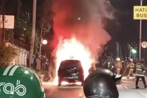Mobil Terbakar di Tengah Jalanan, Pondok Indah Macet Parah