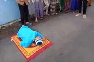 Viral! Pria Ketiduran saat Salat Idul Fitri, Dibangunkan Ketika Jamaah Bubar