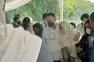 Tangis Nia Zulkarnaen Pecah Melepas Kepergian Mieke Wijaya