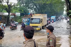 Jalan M Toha Tangerang Terendam Banjir, Macet Mengular 2 Kilometer