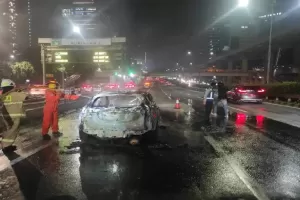 Mobil Sedan Hangus Terbakar di Tol Kuningan Arah Cawang